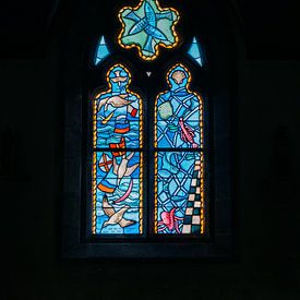 Mooiste glas in lood in de een kerk in Ile-Tudy van Stories by Pien