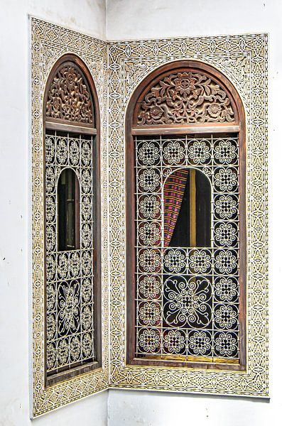 Fenster mit arabischer Verzierung in einem Riad in Fez Marokko von Dieter Walther