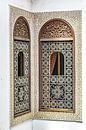 Fenster mit arabischer Verzierung in einem Riad in Fez Marokko von Dieter Walther Miniaturansicht