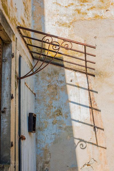 Ombre sur un mur jaune altéré par les intempéries par Blond Beeld