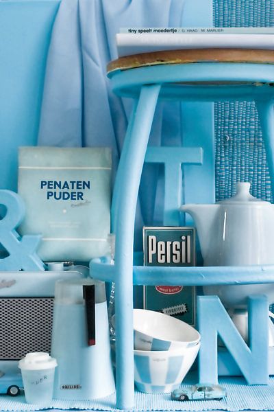 Foto van een stilleven met retro en vintage spulletjes in pastel blauw. van Therese Brals