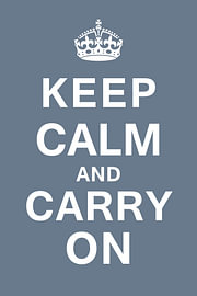 Keep Calm and Carry On – Inspirierendes Zitat in Nebelblau von Sandra Hazes