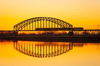 Treinbrug bij zonsondergang