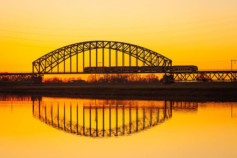 Treinbrug bij zonsondergang van Thijs Vermeer
