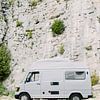 Mercedes oldtimer | Roadtrip Frankrijk in de bergen | Vanlife reisfotografie wall art van Milou van Ham