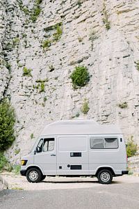 Mercedes oldtimer | Roadtrip France dans les montagnes | Vanlife travel photography wall art sur Milou van Ham