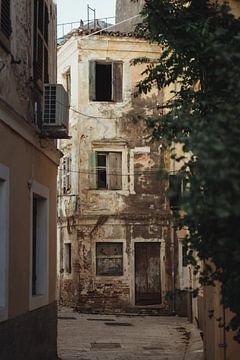 Doorkijkje in een straat in Corfu Stad | Reisfotografie fine art foto print | Griekenland, Europa van Sanne Dost