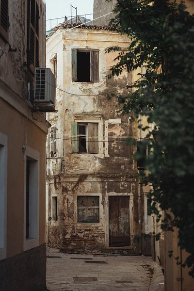 Blick durch eine Straße in Korfu-Stadt | Reisefotografie Fine Art Photo Print | Griechenland, Europa von Sanne Dost