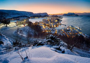 Winter landschap over Ålesund vanaf Fjellstua tijdens zonsondergang, Noorwegen van qtx
