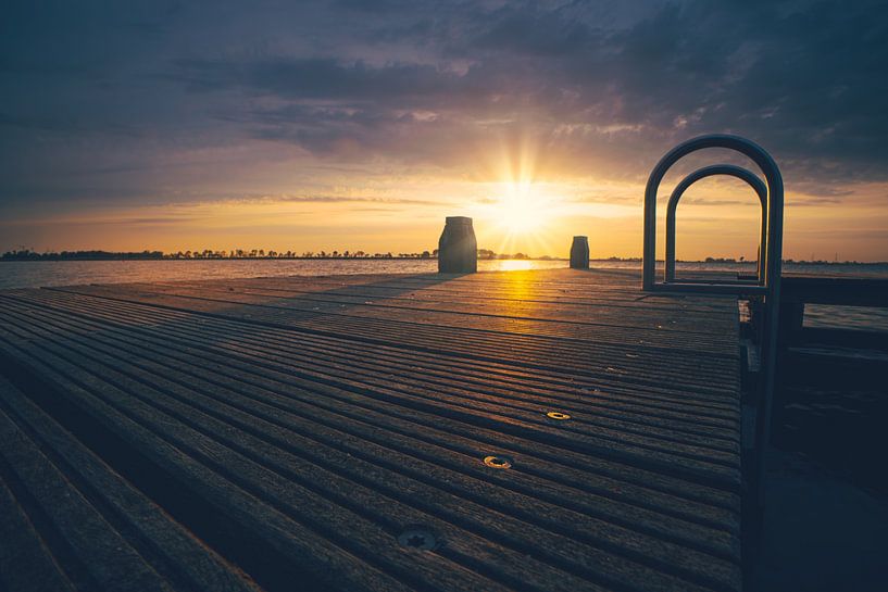 jetée dans la corne au lever du soleil à l'heure dorée par peterheinspictures