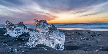 Zonsopkomst op het Diamond beach strand in IJsland (1/2) van Anges van der Logt