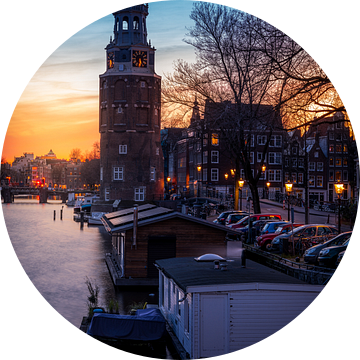 De Montelbaanstoren in Amsterdam tijdens de zonsongergang staand van Bart Ros