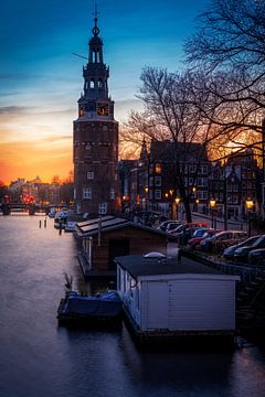 De Montelbaanstoren in Amsterdam tijdens de zonsongergang staand van Bart Ros