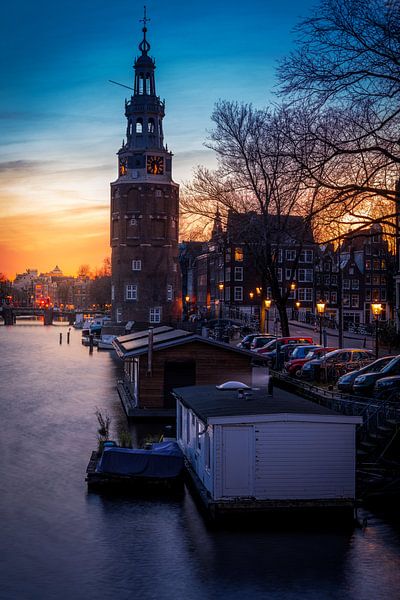 Die Montelbaanstoren in Amsterdam während des Sonnenuntergangs stehend von Bart Ros