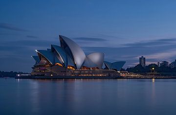 Die Oper von Sydney zur blauen Stunde von fernlichtsicht