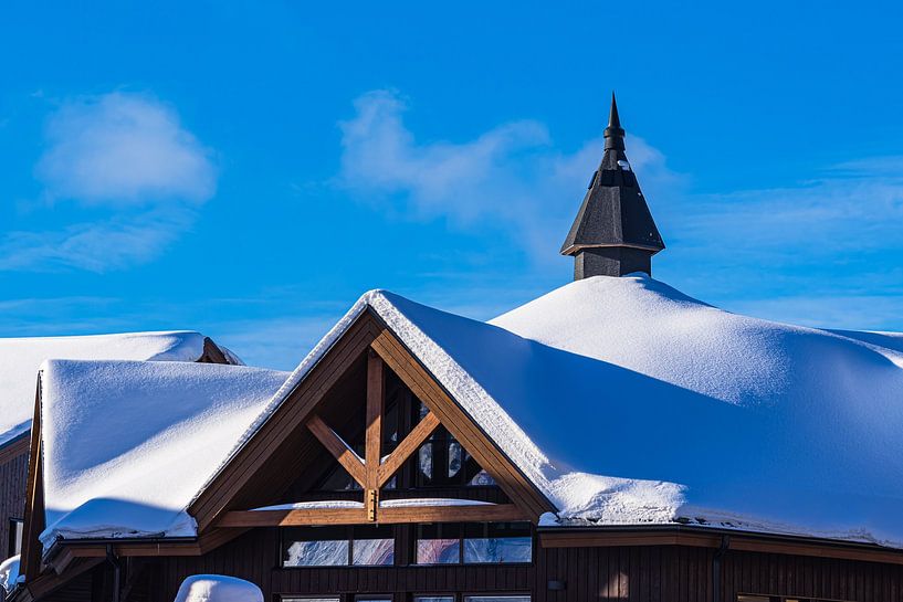 Huis met sneeuw op het dak in de winter in Ruka, Finland van Rico Ködder