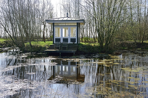 Het paviljoen bij de vijver
