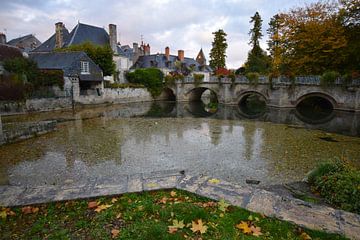 Romantisch beeld van een brug in een Frans dorpje in de Loire Vallei van Studio LE-gals