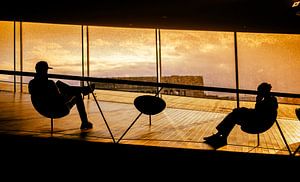 Silhouetten vor Goldenen Fenstern – Moderne Lounge Szene