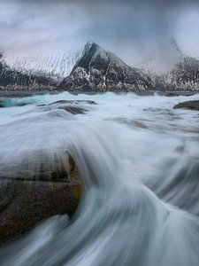 Große Wellen an der schönen Küstenlinie von Senja in Norwegen.