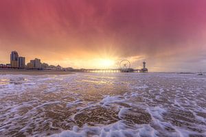 Stürmischer Sonnenuntergang am Scheveningen Pier von Rob Kints