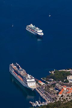 twee enorme cruiseschepen in de haven met uitzicht vanaf grote hoogte., blauw water - koele cruises