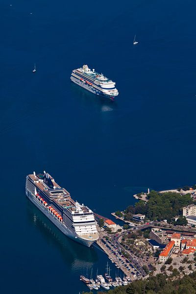 twee enorme cruiseschepen in de haven met uitzicht vanaf grote hoogte., blauw water - koele cruises van Michael Semenov