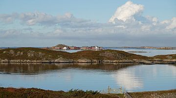Noorse huizen op klein eiland in de Atlantische Oceaan in Noorwegen
