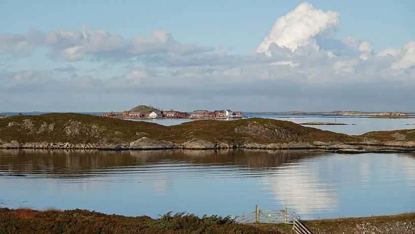 Norwegische Häuser auf einer kleinen Insel im Atlantischen Ozean in Norwegen von Aagje de Jong