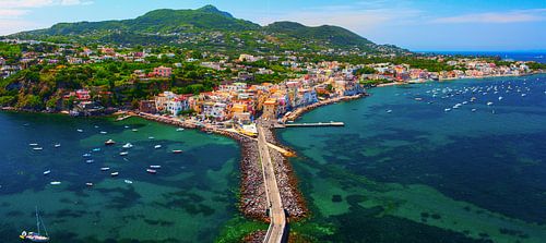 Panoramisch uitzicht op de stad Ischia vanaf het kasteel Aragonese