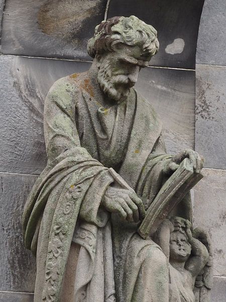 Statue outside Rosslyn Chappel by Annie Lausberg-Pater