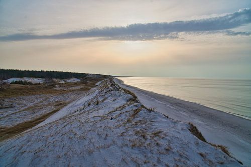 Op het Oostzeestrand met duinen
