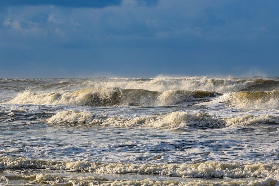 Golven op het strand van het eiland Texel in het Waddenzeegebied van