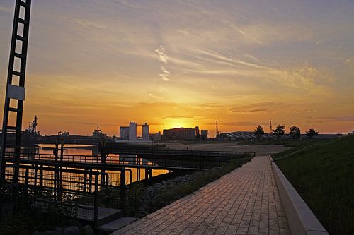 Zonsopgang in de haven van Bremen