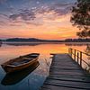 Einsames Boot am See im Abendrot von ARTemberaubend
