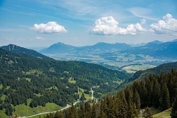 Uitzicht op de Grünten, Sonthofen en de Allgäuer Alpen vanaf Besler op de Riedbergpas van Leo Schindzielorz