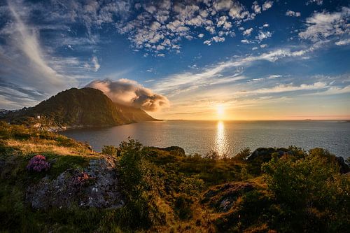 Ondergaande zon boven Godøy en Alnes, Noorwegen