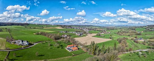 Drone panorama van de Zuid-Limburgse heuvels bij Epen van John Kreukniet