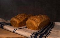 du pain fraîchement cuit sur un sac de farine par ChrisWillemsen Aperçu