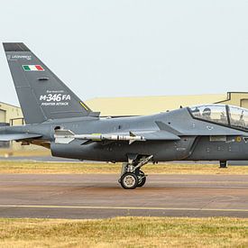 Avion de chasse d'attaque Aermacchi M-346. sur Jaap van den Berg