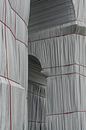 Eingewickelt Christo & Jeanne-Claude ᝢ Architekturfotografie ᝢ Paris von Hannelore Veelaert Miniaturansicht