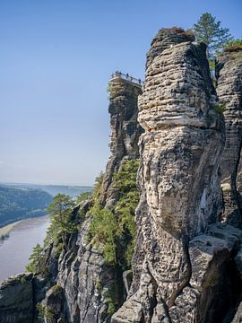 Uitzicht op de Bastei Skywalk en de Elbe - Saksisch Zwitserland (Elbezandsteengebergte) van t.ART