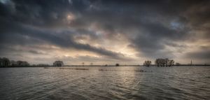 Hochwasser an der Prins Willem Alexander Brücke in Echteld von Moetwil en van Dijk - Fotografie