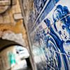Azulejo-tegels in een steeg in Lissabon van Marcel Bakker