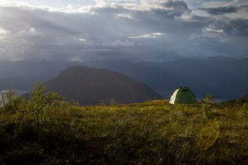 Camping sauvage : La tente et les nuages illuminés sur Sebastian Stef