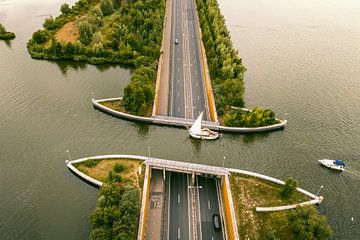 Aqueduc Veluwemeer dans le lac Veluwe avec un bateau naviguant dans le lac. sur Sjoerd van der Wal Photographie