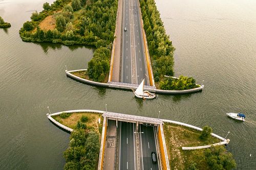 Aquaduct Veluwemeer in het Veluwemeer met boten die de weg passeren