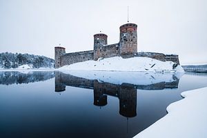 Schloss Olavinlinna in einer verschneiten Winterlandschaft