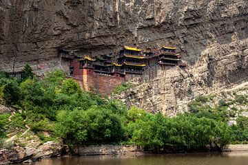 Het Xuankong Si hangende klooster bij Datong in China van Roland Brack