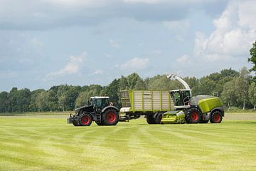 hakselaar en transport van gras met tractor en wagen